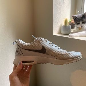 NIKE air max thea - grey and white